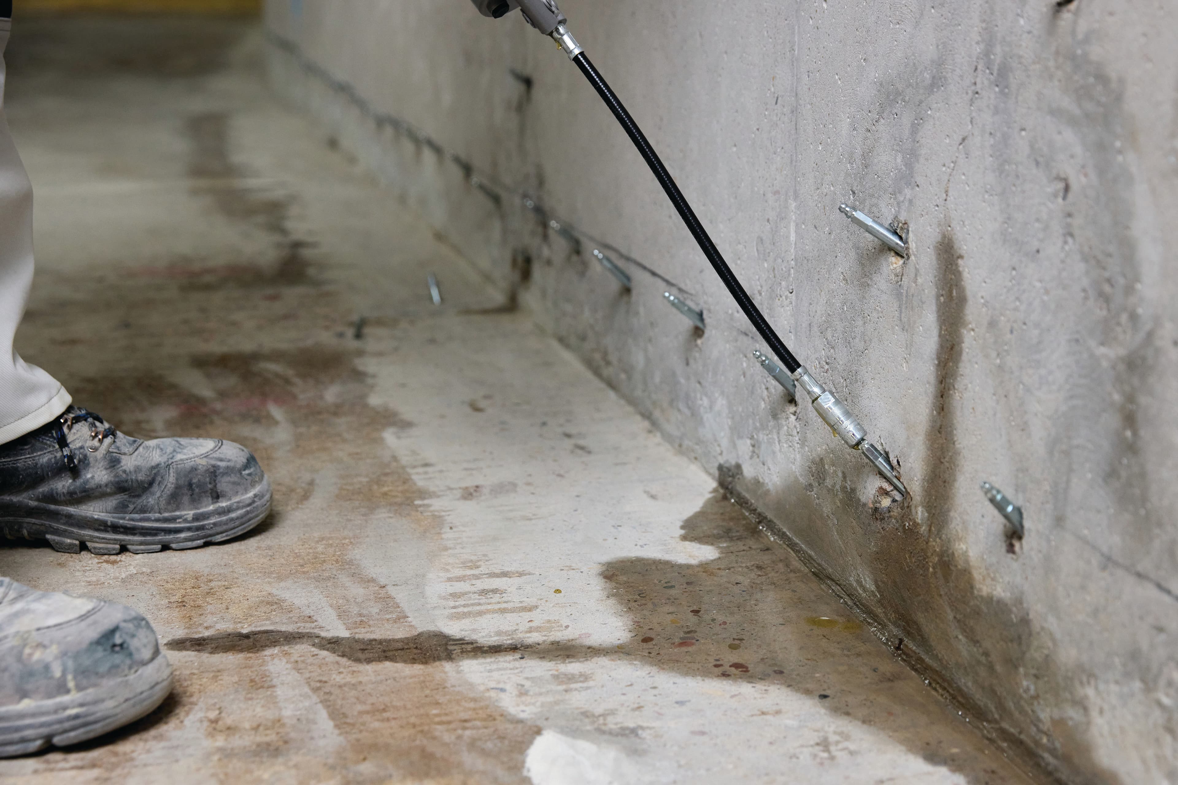 Grundwasser drückt durch die Bodenplatte - was Sie jetzt tun sollten! 