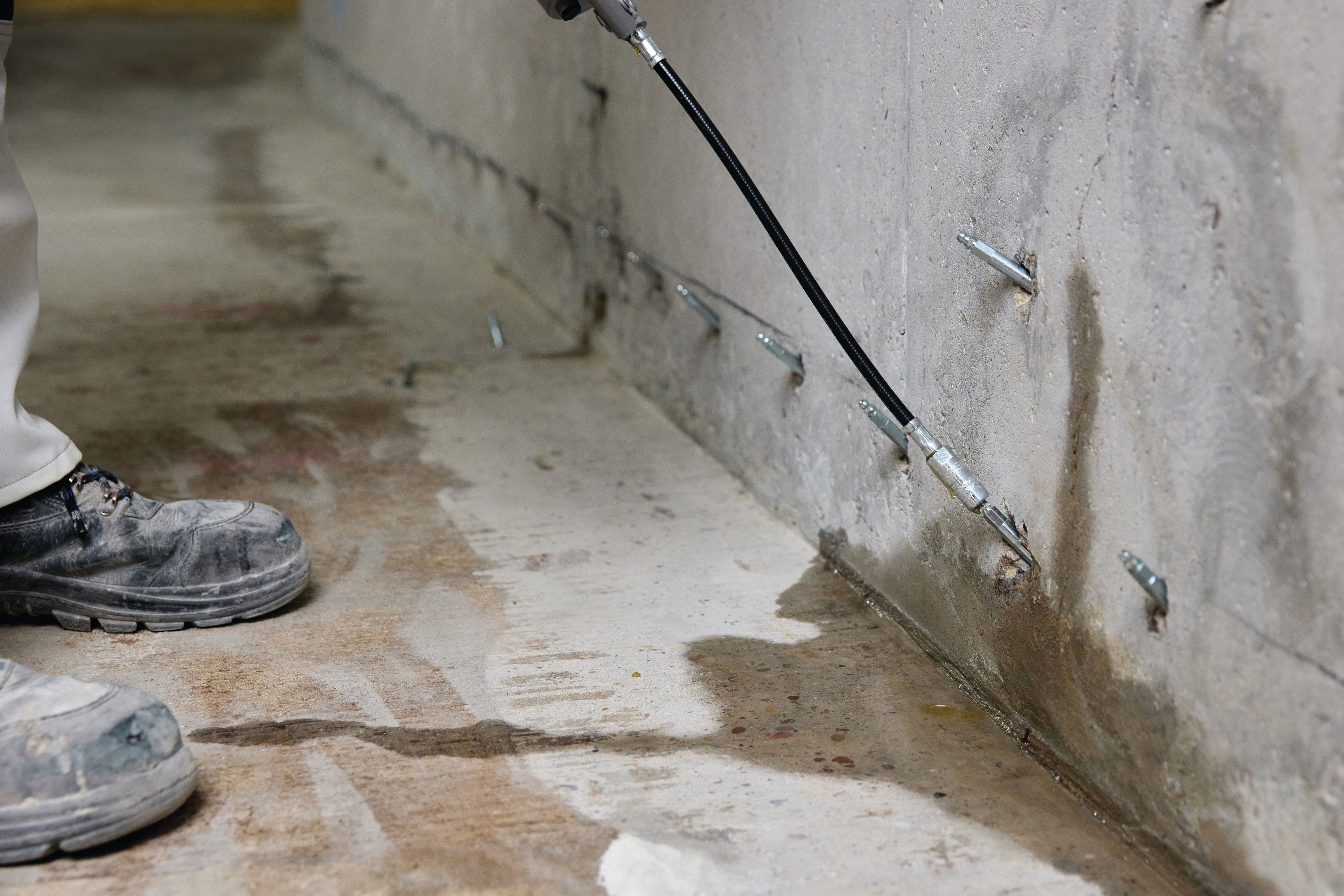 Grundwasser drückt durch die Bodenplatte - was Sie jetzt tun sollten! 