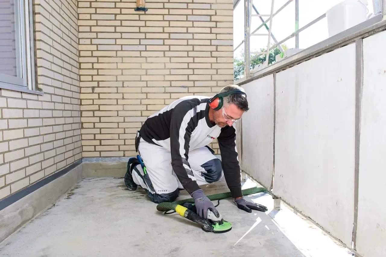 Risse, Feuchte, Schäden? Zeit für eine professionelle Balkonsanierung.